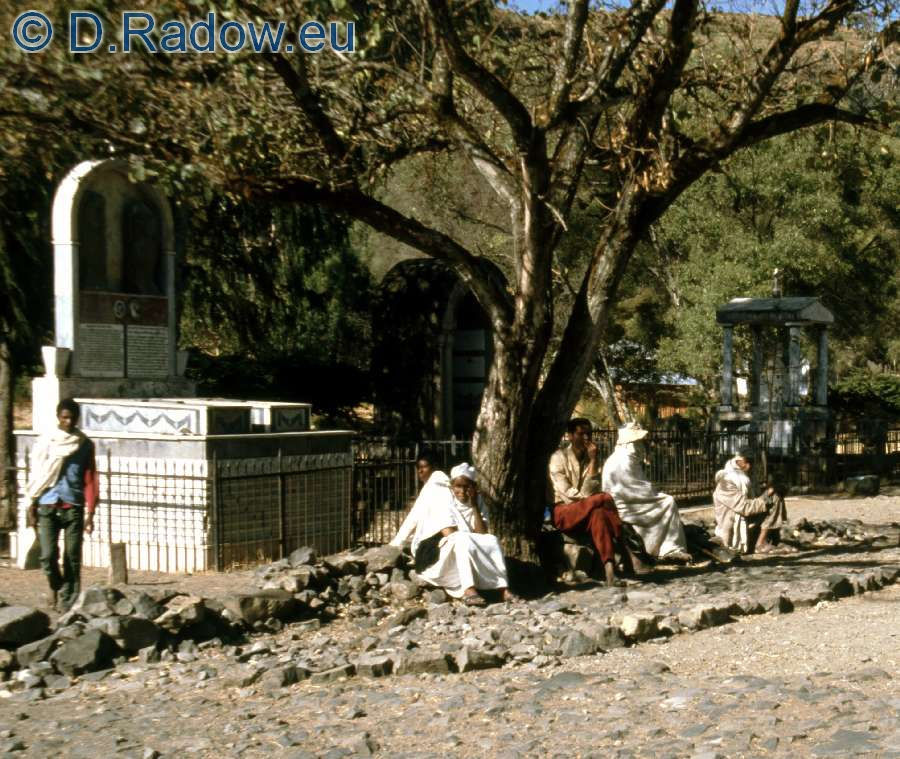 Ethiopia 1997 grab-031-aethiopien-reiche-strassenrandgraeber_beim_kloster_ debre_libanos